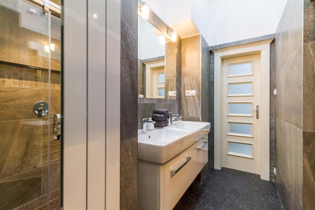 Stylish Apartment 5 Minutes Walk From City Center Prague Exterior photo